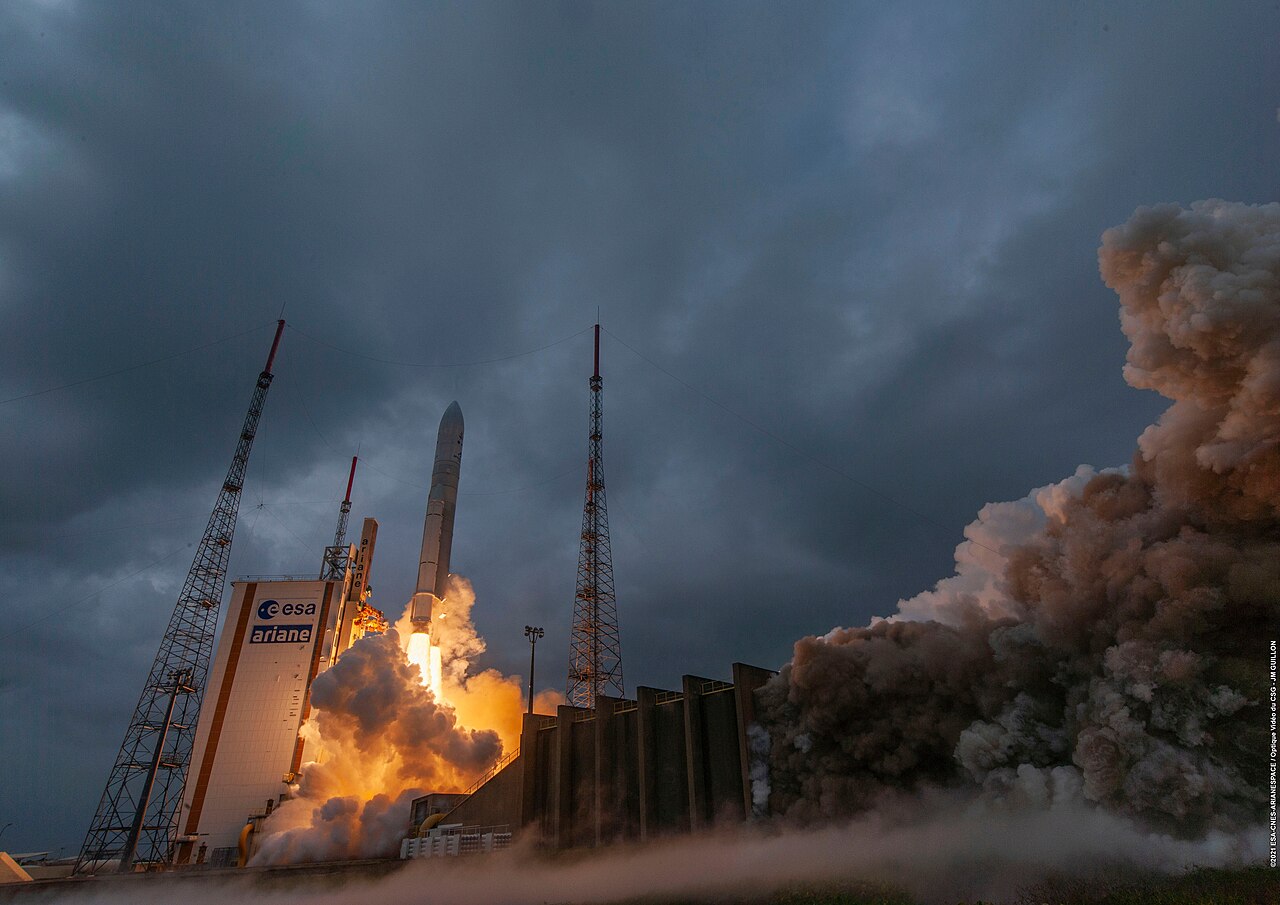 Un Ariane 5 despegando del Centro Espacial Guayanés entre el humo y las torres pararrayos